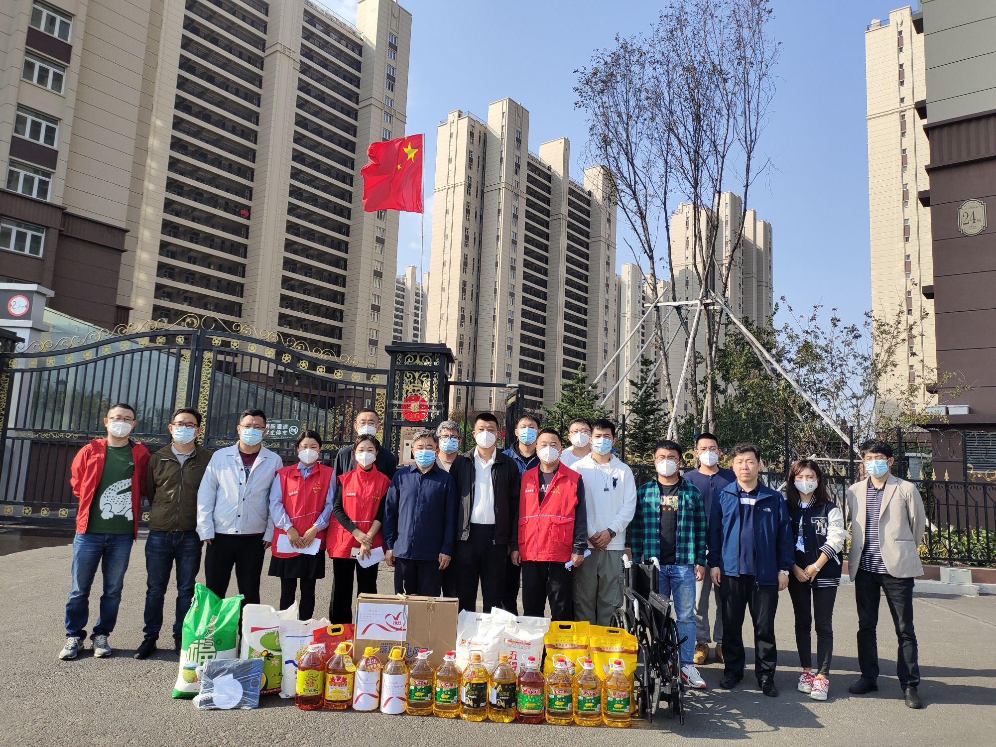 2022年8月29日,志愿者們?yōu)榕R水社區(qū)居民送去米面油等物資 2022年8月29日,志愿者們?yōu)榕R水社區(qū)居民送去米面油等物資