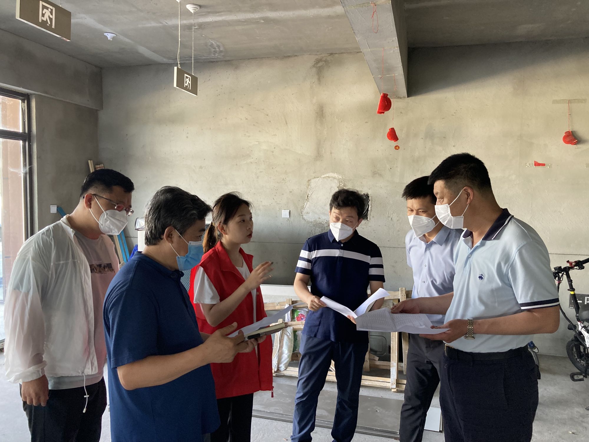 與臨水社區(qū)對(duì)接制作風(fēng)雨門廊事宜 與臨水社區(qū)對(duì)接制作風(fēng)雨門廊事宜